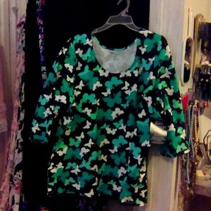 Woman's timeless scoop neck tee